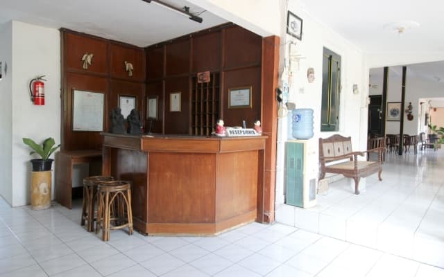 RedDoorz Plus near Alun Alun Selatan 2