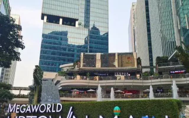 Thompson Suites BGC (Uptown Parksuites)