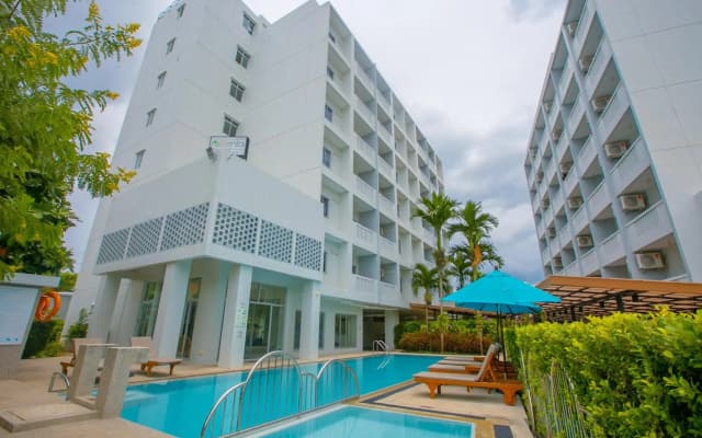 Отель Recenta Suite Phuket Suanluang