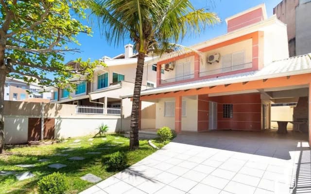 Casa Com 03 Dormitórios Perfeita Para Você E Sua Família