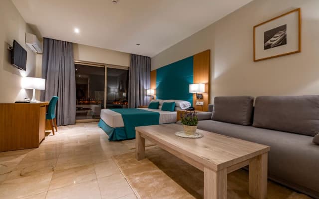 Suites Hotel Omeya