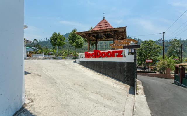 RedDoorz near Grojogan Sewu Tawangmangu