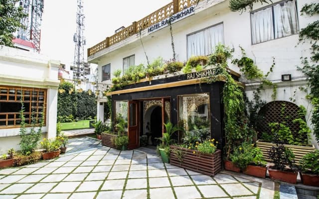 OYO 18849 Hotel Raj Shikhar