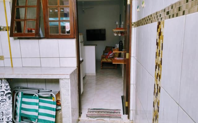 Kitnet com piscina em cond fechado a 200 m da praia com wi-fi