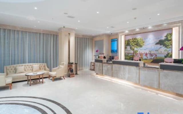 Vienna Hotel (Guiyang Huaxi Park Xueshi Road Subway Station)
