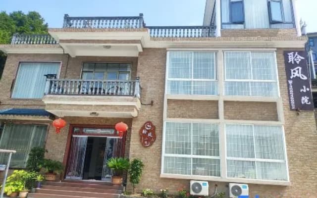Phoenix Lingfeng Courtyard Homestay