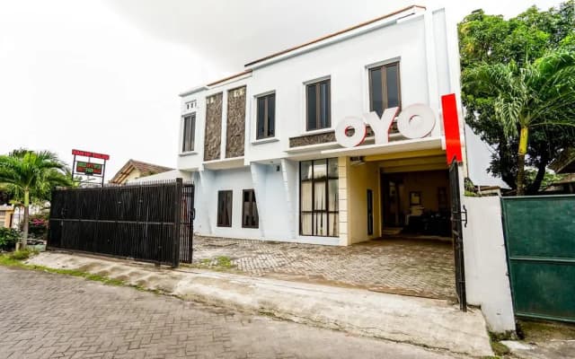 OYO 494 Nadia Homestay Syariah Near RSU Premier Surabaya Kota Surabaya
