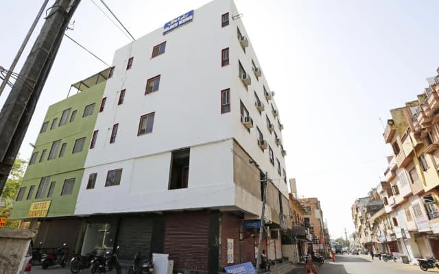 OYO 2229 Hotel Golden Wings