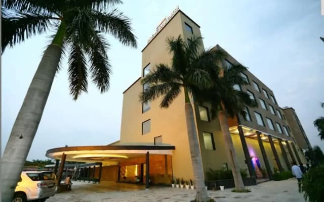Hotel Kanha's Palm Springs