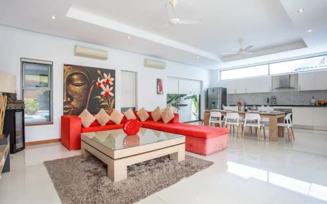 Modern 4BR Pool Villa Virginie Naiharn