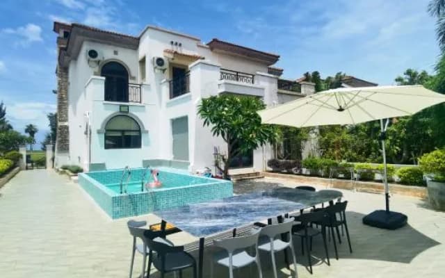 Huidong Shuangyuewan Haizhuju Villa