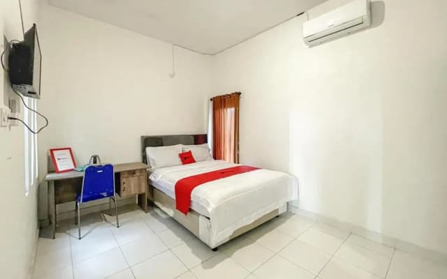RedDoorz near Siloam Hospital Mataram
