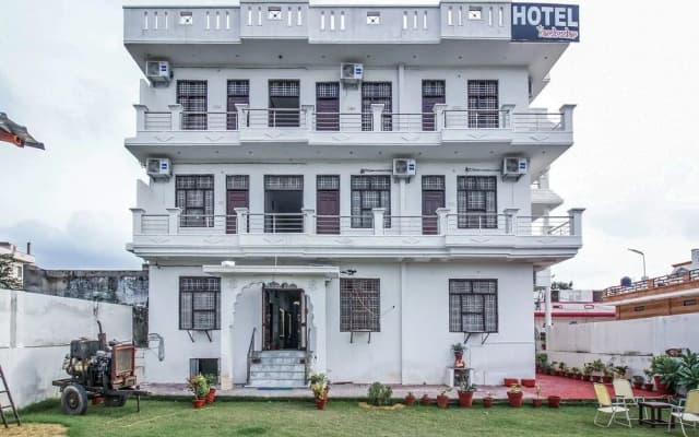 OYO 18272 Hotel Lambodar