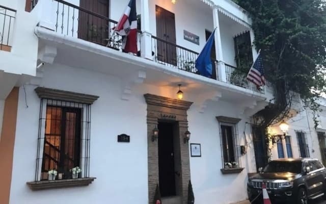 Colonial 154 H Boutique