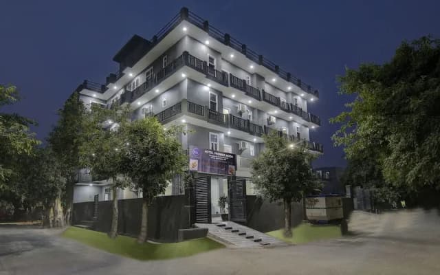 Hotel Premier Noida 135