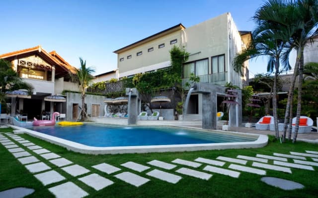 18 Suite Villa Kuta