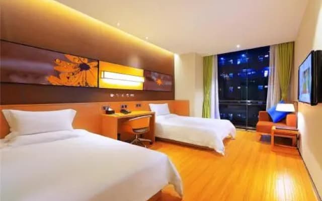 IU Hotel Ruili Nanmao Street