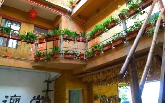 Green Hostel & Sunny Guesthouse