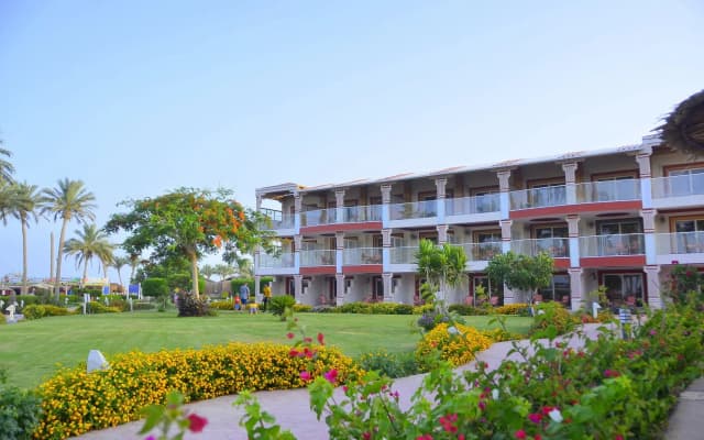 Отель Sea Beach Edge By Rotana