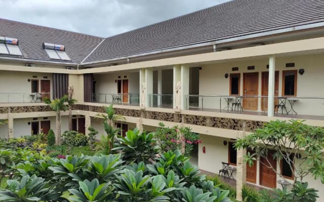 Dreamland Hotel and Lounge