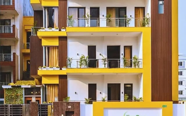 Lime Tree Hotel Golf Course Road Sec-43