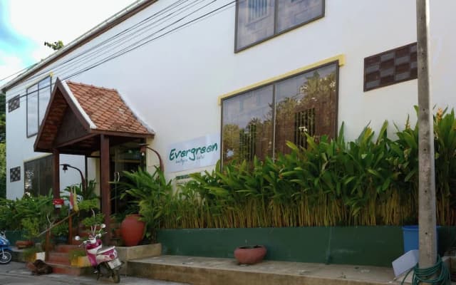 RedDoorz Plus Evergreen Boutique Hotel
