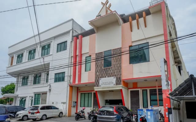 RedDoorz near Monumen Habibi Ainun