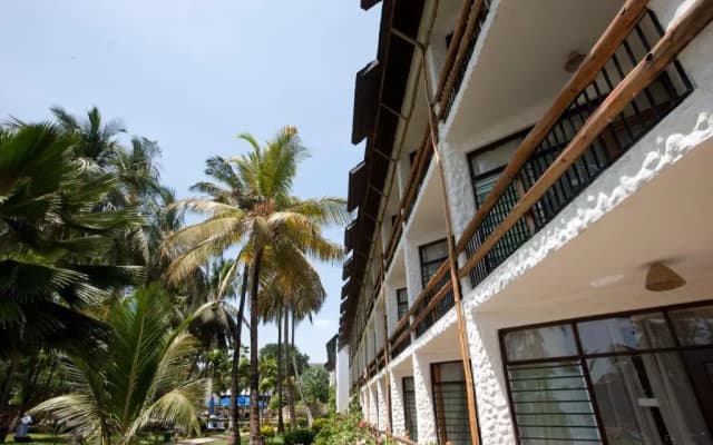 Travellers Beach Hotel & Club