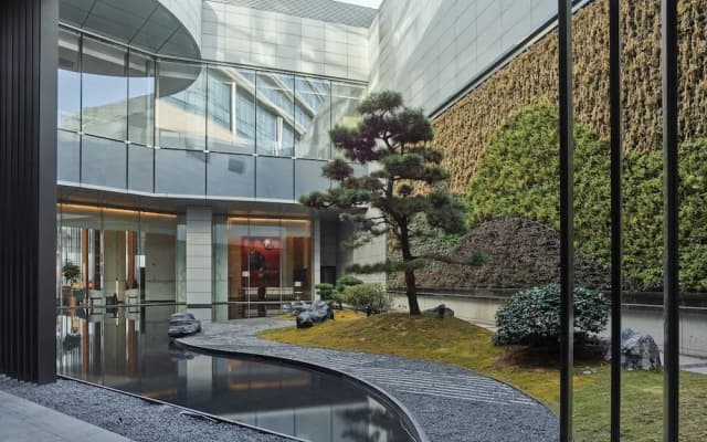 HUALUXE Nanjing Yangtze River by IHG