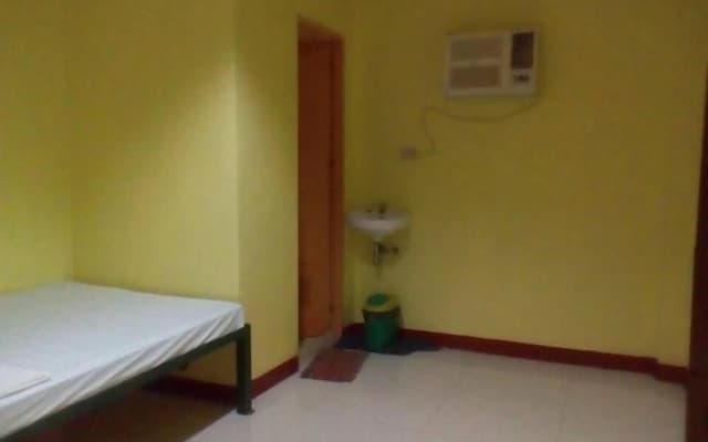 RMS Travellers Inn - Hostel
