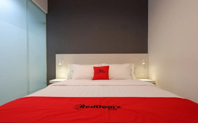 RedDoorz Plus near Ciputra Mall Simpang Lima