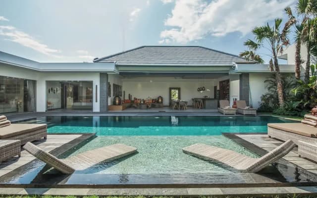 Splendid 6BR Villa, Just 400m to Finns Beach
