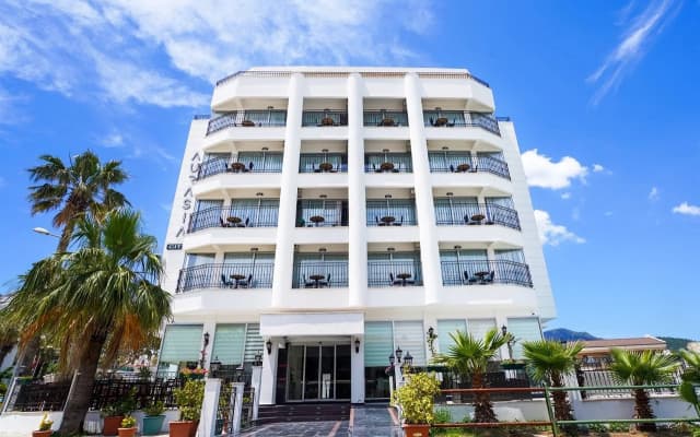 Aurasia SeaSide Hotel
