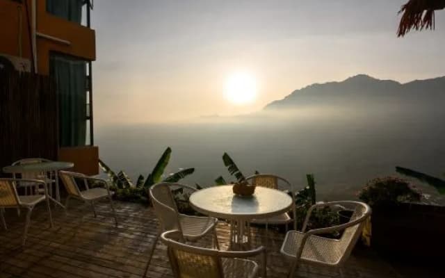 A place to watch the sunrise over the sea of clouds and terraces