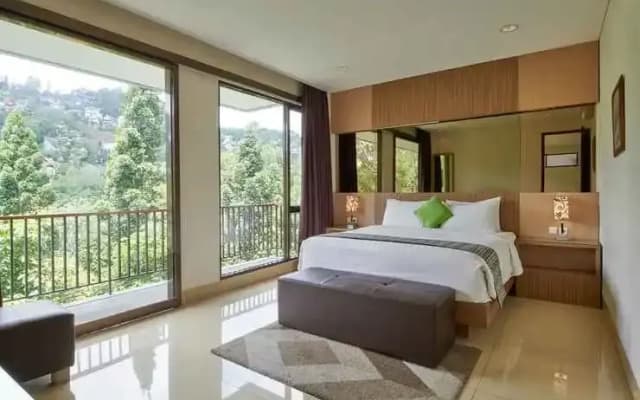 Tulip Hill View Villa 6 Bedrooms With a Private Heated Swimming Pool and a Movie Room