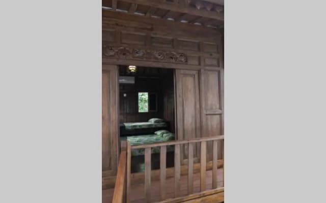 Rumah Kayu Joglo Yudhistira, tepi sungai, 2BR