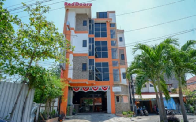 RedDoorz Plus near Ciputra Mall Simpang Lima 2