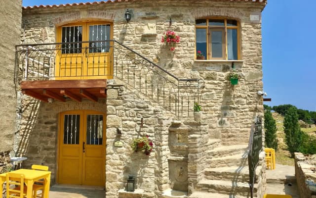 Sari Keçi̇ Taş Otel