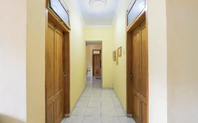 Wallet Family Residence Syariah by OYO Rooms