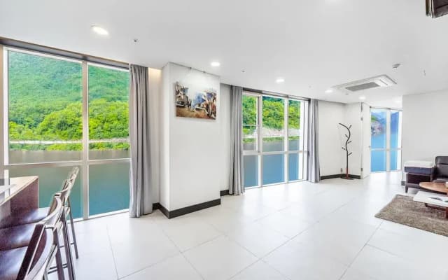 YJ Hotel