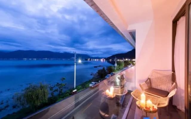 Liuyue · Designer Lake View Holiday Hostel
