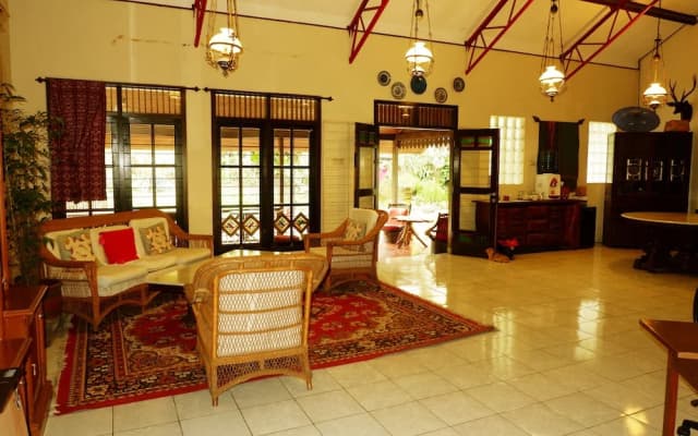 OYO 438 Cemara's Homestay