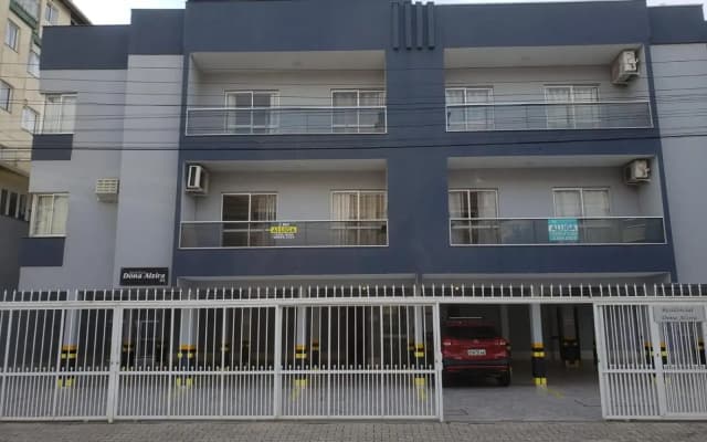 Apto 2 quartos no centro de Bombinhas, 130 metros praia