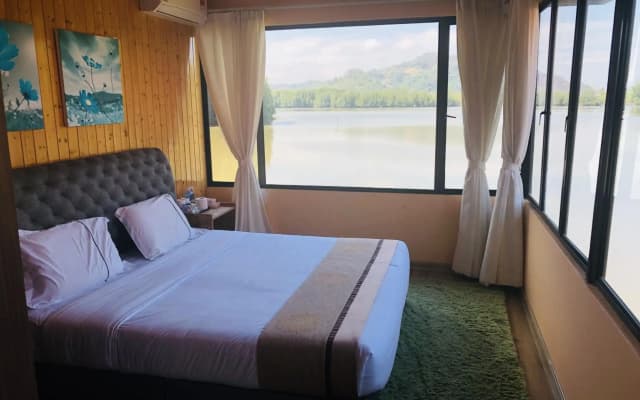Gayang friendly water house homestay