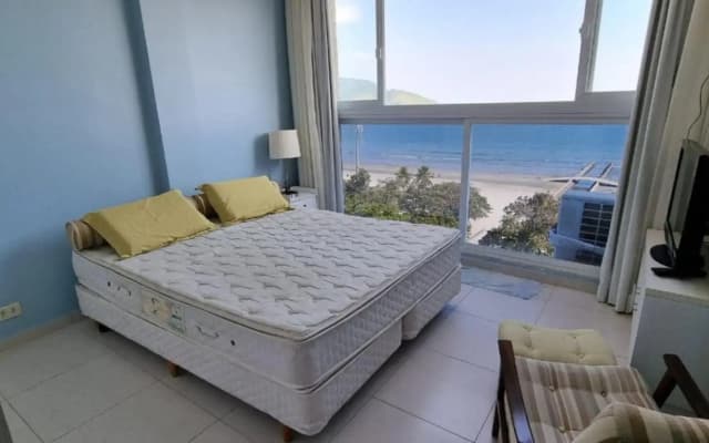 A melhor vista de Santos para 5 pessoas pé na areia