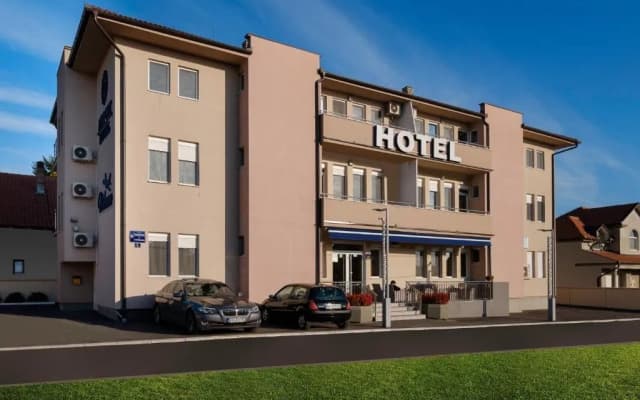 Airport Garni Hotel