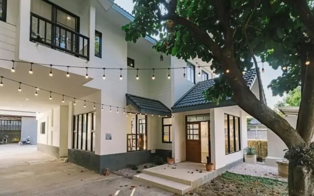 Modern Family House - 4 Bedrooms 5 Mins From Old Town With Gallery - Deja Home