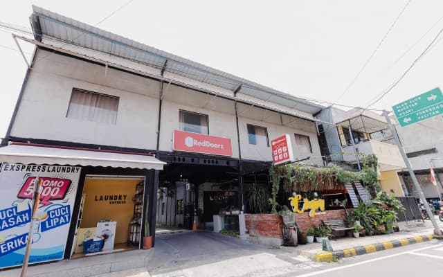 RedDoorz near Alun Alun Madiun