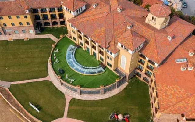 Zipeng Mountain Guangyuan International Conference Center