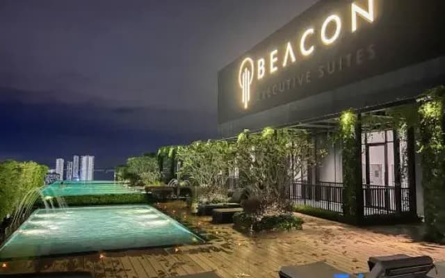 Georgetown Beacon Executive Suite 9-10pax | Amazing SkyPool